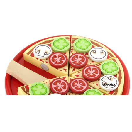 Drewniana pizza do krojenia na talerzu