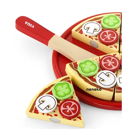 Drewniana pizza do krojenia na talerzu